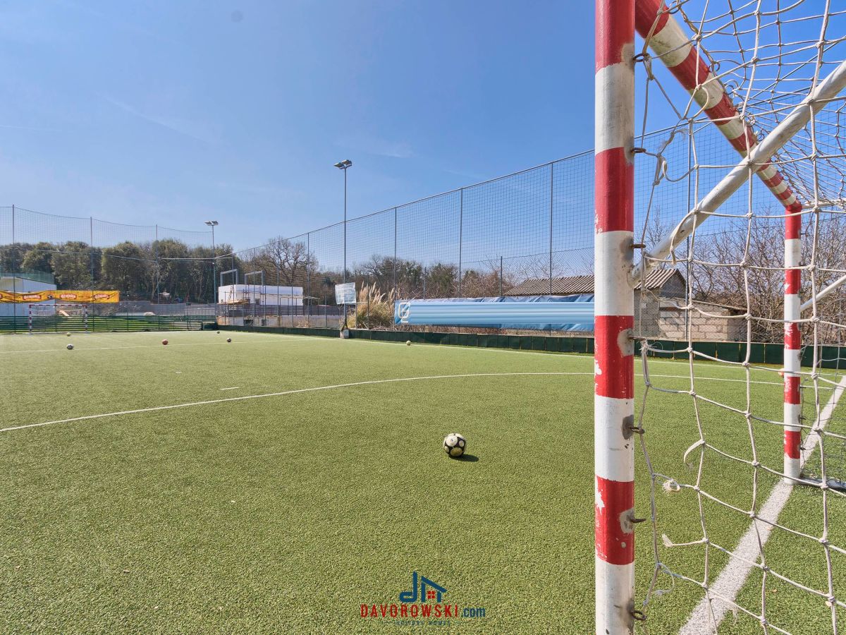 Fußballplatz zu vermieten