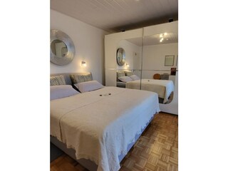 Boxspringbett mit Spiegelschrank