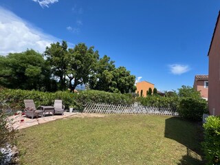 Seitlicher Garten mit Rasenfläche zum Spielen
