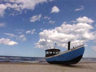 Am Strand: Fischerboot auf Usedom.
