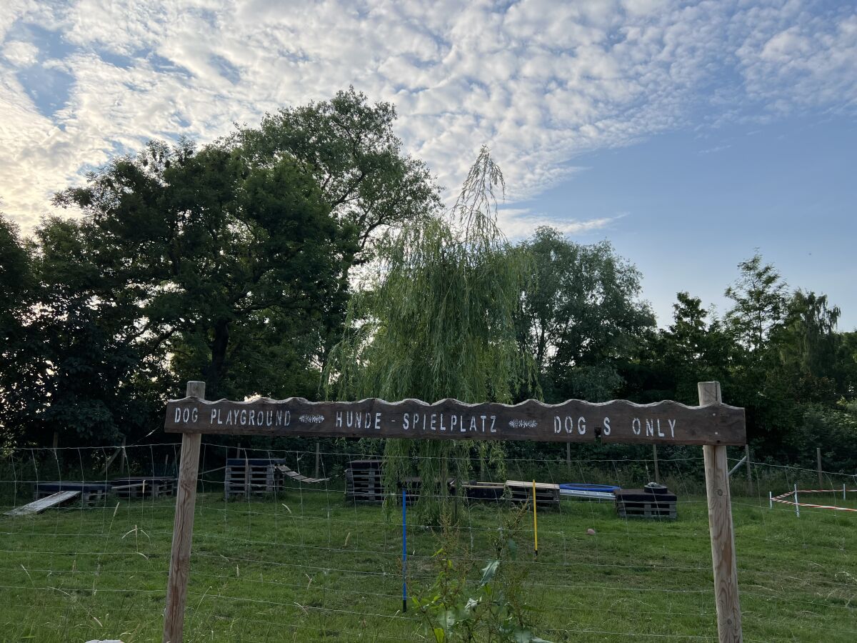 Eingezäunter Hundespielplatz