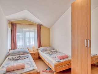 Bedroom 2 with 2 single beds