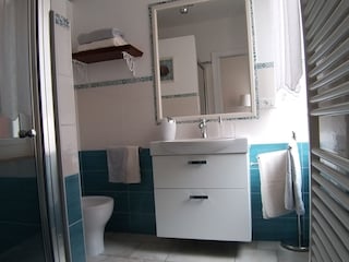 Ein Badezimmer mit Fenster