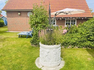 Gartenausschnitt mit Terrassenbereich im Hintergrund
