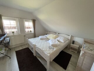 Schlafzimmer 1. OG rechts mit Kinderbett u. Wickeltisch