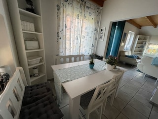 Küche mit gemütlichem Essbereich