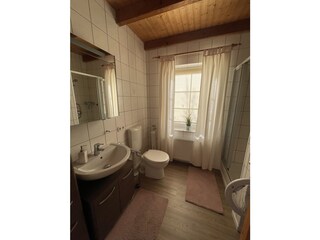 Badezimmer mit Dusche und Waschmaschine EG