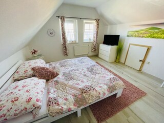 Schlafzimmer OG links mit weiterem TV