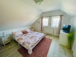 Schlafzimmer OG links