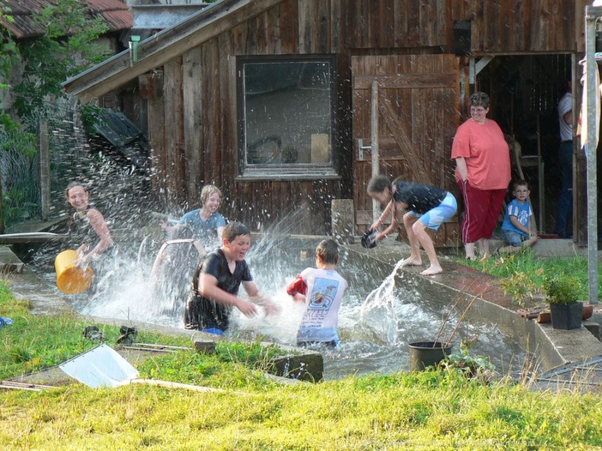 lustige Wasserspiele im Bach