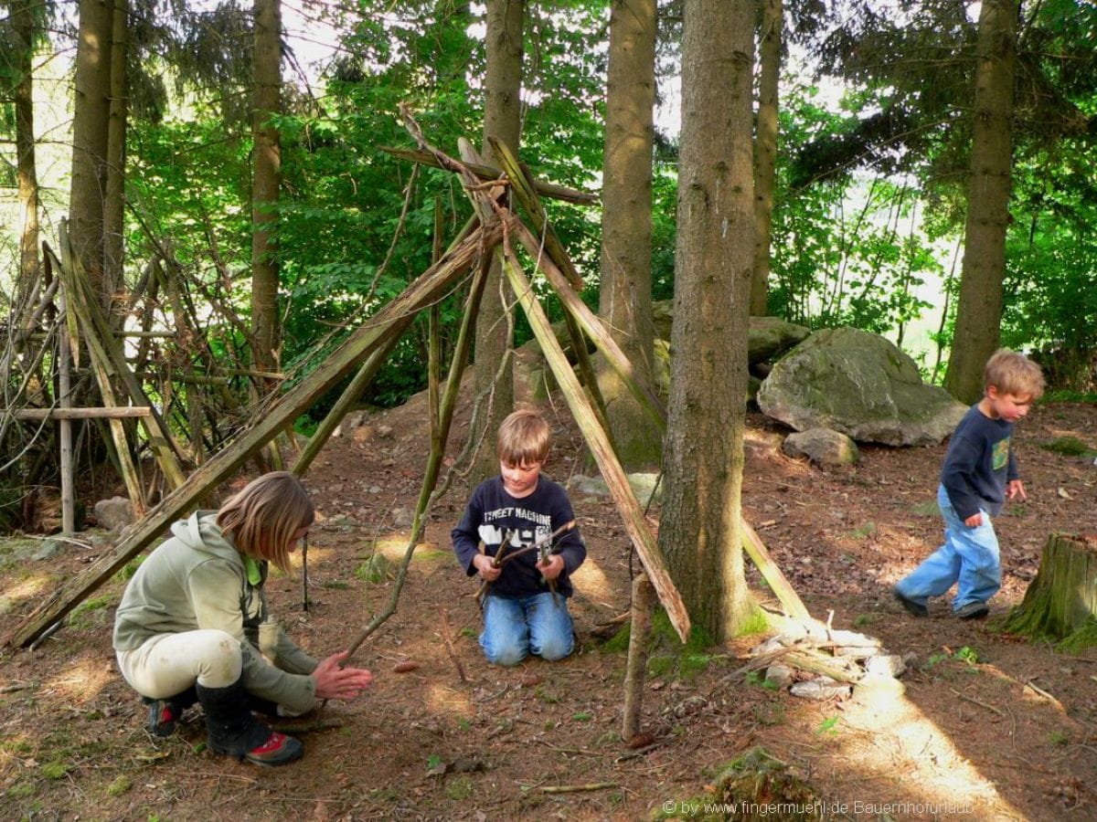 Abenteuer Spielgelände im Wald neben Kinderspielplatz