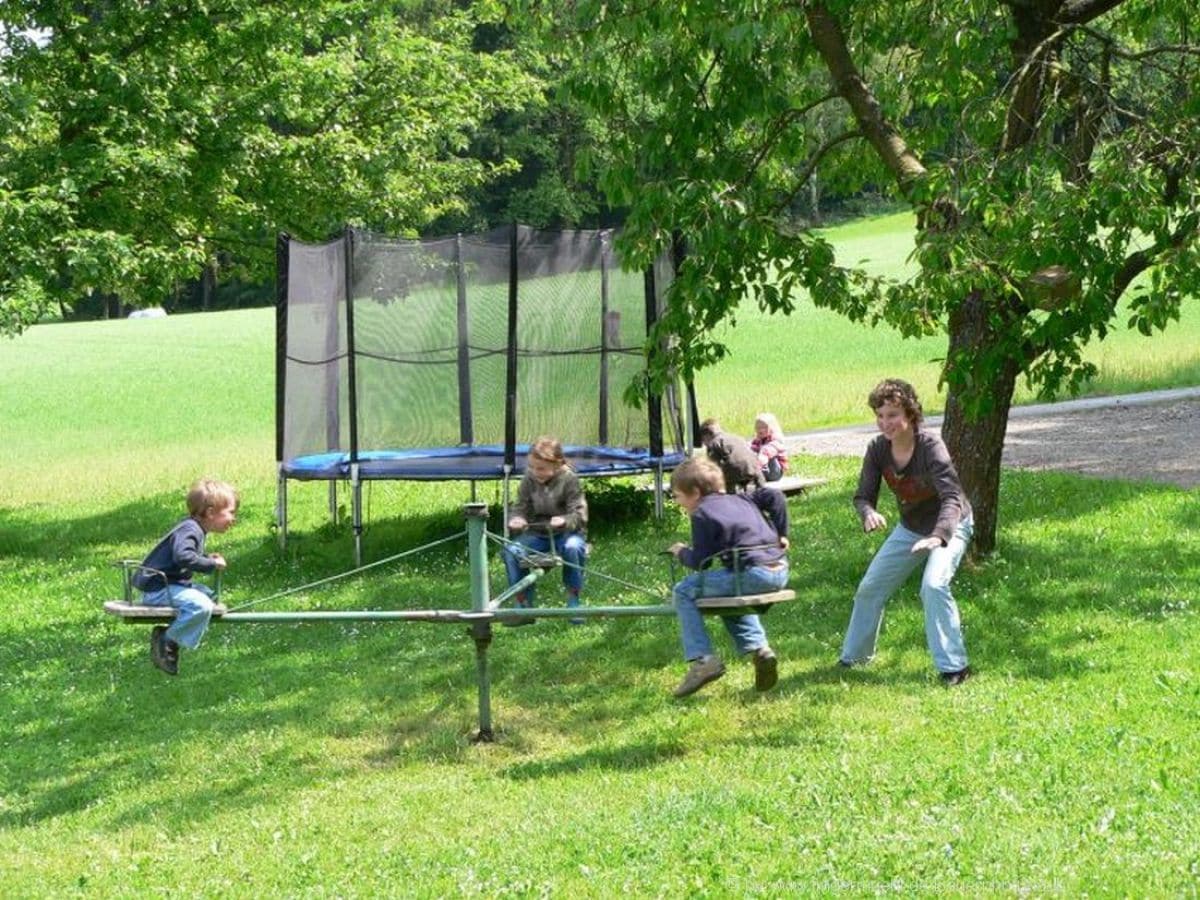 Kinderspielplatz mit Schaukel, Karusell, Trampolin uvm