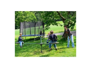 Kinderspielplatz mit Schaukel, Karusell, Trampolin uvm