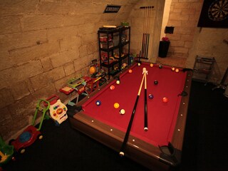 Spielekeller mit Billard, Dart, Kicker