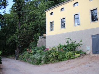 Einfahrt zum Haus mit abschließbarem Tor