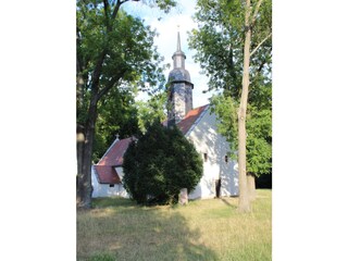 Nikolaikirche  mit überlebensgroßen Porzellanfiguren