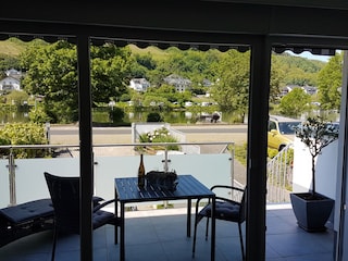 Blick aus dem Wohnbereich auf Balkon und Mosel