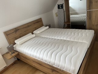 Doppelbett je 80*200 im Schlafzimmer