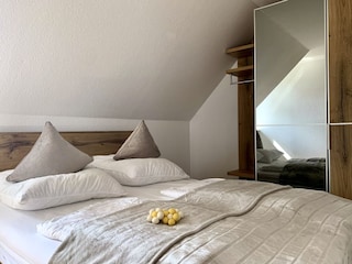 Schlafzimmer mit Schrank