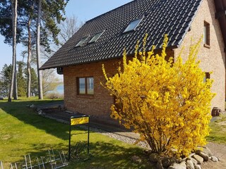 Blick von der Straße auf das Haus