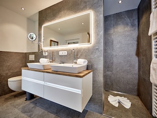 Badezimmer mit Wanne & Dusche