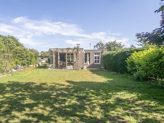 Rückseite des Hauses mit Garten