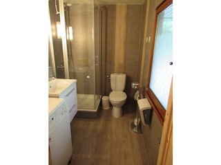 Badezimmer: Dusche, WC, Waschbecken und Waschmaschine