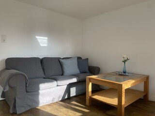 NEU möbliert: Sofa mit Blick auf TV und die Terrasse