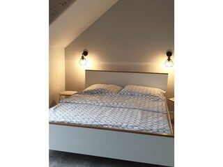 Schlafzimmer mit Doppelbett