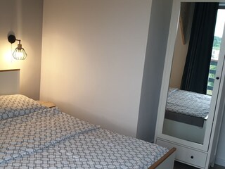 Schlafzimmer mit Doppelbett