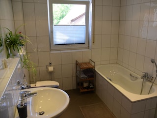 Bad mit WC, Dusche und Badewanne im Obergeschoss