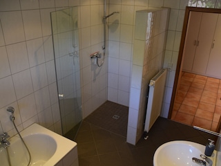 Bad mit WC, Dusche und Badewanne im Obergeschoss