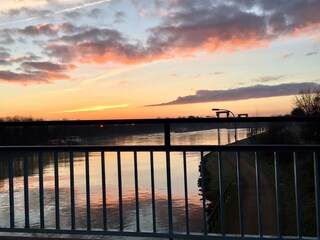 Sonnenuntergang am Kanal, Fußweg 200 m