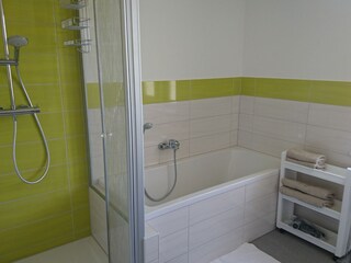 Bad mit Dusche u. Wanne