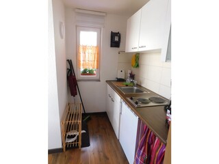 Küchenbereich mit 2 Plattenherd und Kühlschrank