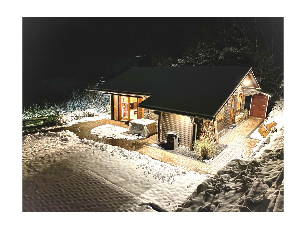 "Chalet Eins" bei Schnee