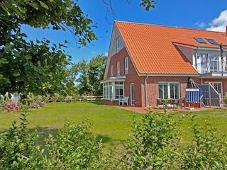 Blick vom Südwesten auf Haus, Terrasse, privaten Garten