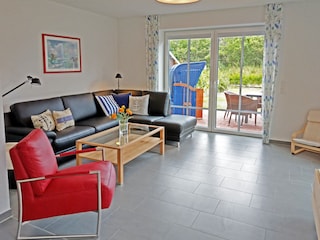 Gemütliche Sitzecke mit Blick auf TV, Rasen, Dünen