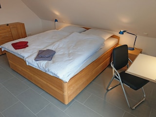 1. OG/1: Bett und Büro mit Klapp-Schreibtisch!