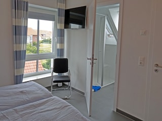 2. OG: Ensuite Bad, 42" smart TV, großes Fenster