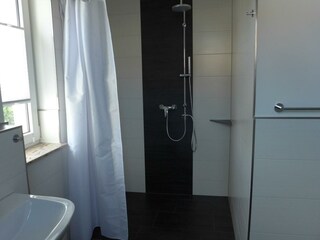 OG Dusche gefliest , flacher Einstieg
