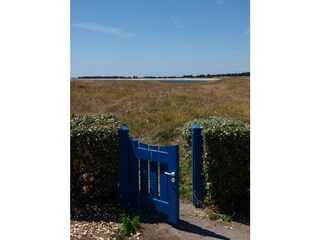 Direct access to the beach (no road to be crossed)