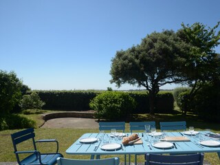 Garden (with garden table, barbecue and sunshade)