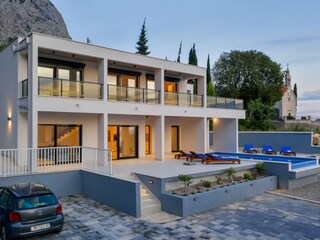 Villa E mit Pool