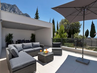 Dachterrasse mit Gartenmöbel und Meerblick