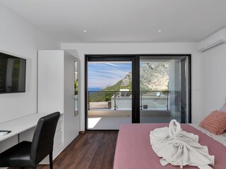 Das Schlafzimmer mit TV und Balkon