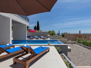 Der Pool und Terrasse mit Meerblick