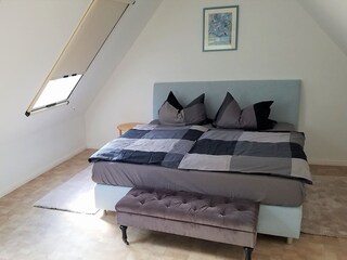 Schlafzimmer mit Doppelbett