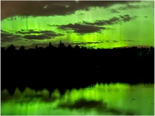 Polarlicht spiegelt sich im Flatensee