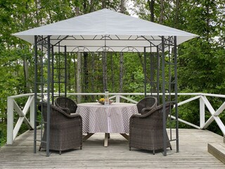 Beschattet essen unterm Pavillon